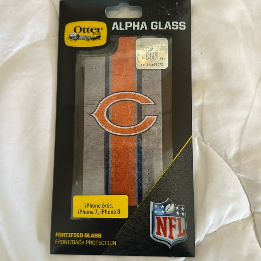 OTTERBOX ALPHA GLASS CHICAGO BEARS Fits iPhone 6, 6s, 7, and 8.